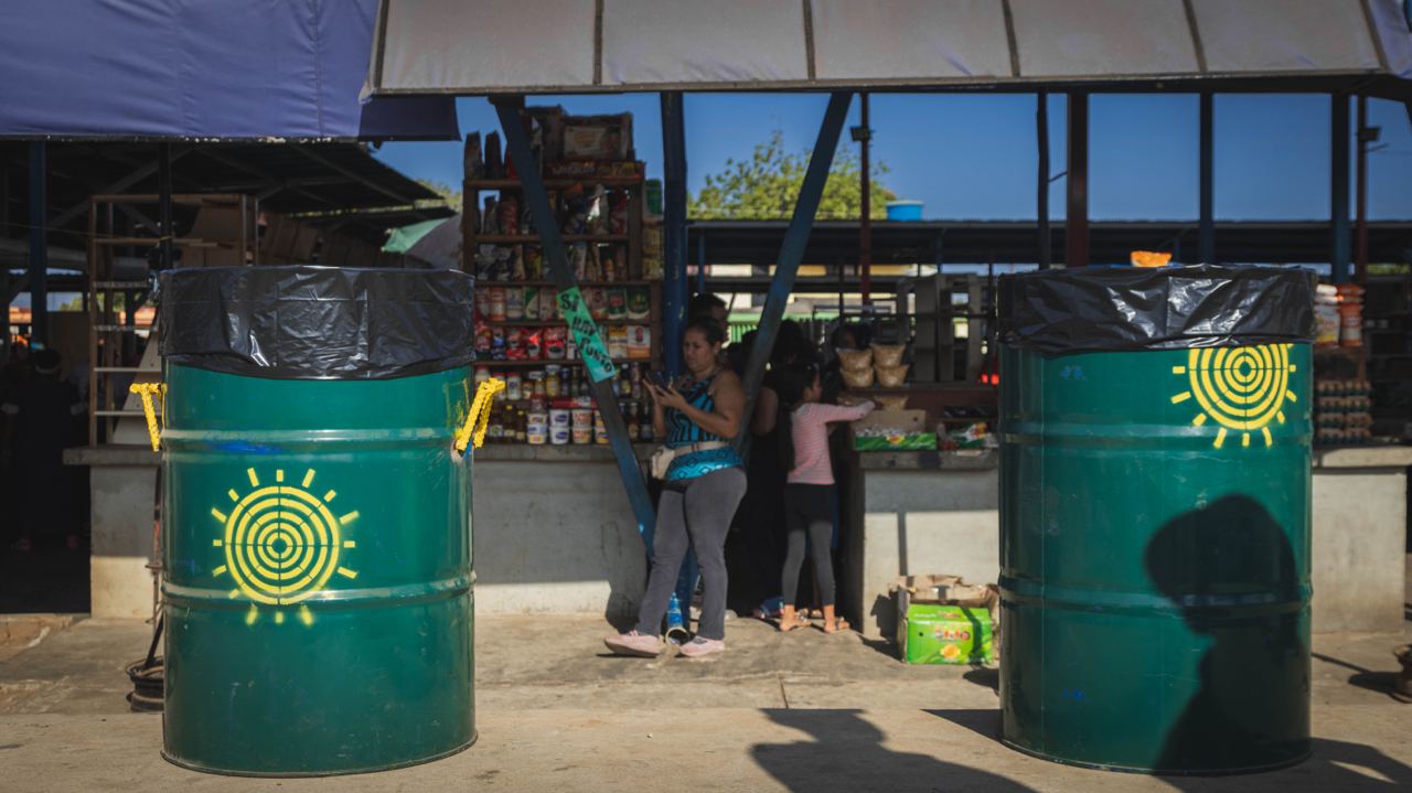 Alcaldía de Maracaibo entrega pipas para desechos sólidos a mercados públicos de la ciudad