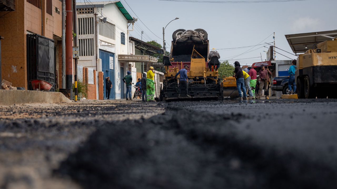 Alcaldía y Maraplus inician asfaltado tras convenio de beneficios fiscales