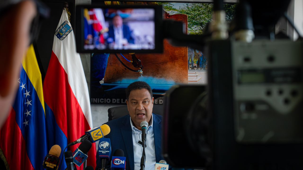 Alcaldía continúa con demarcación vial y semaforización en C2 (1)