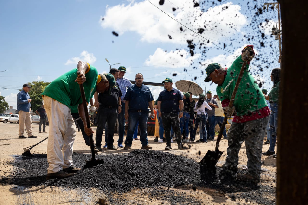 Bacheo y fumigación de la Alcaldía benefician a 30 mil marabinos en Idelfonso Vásquez (4)