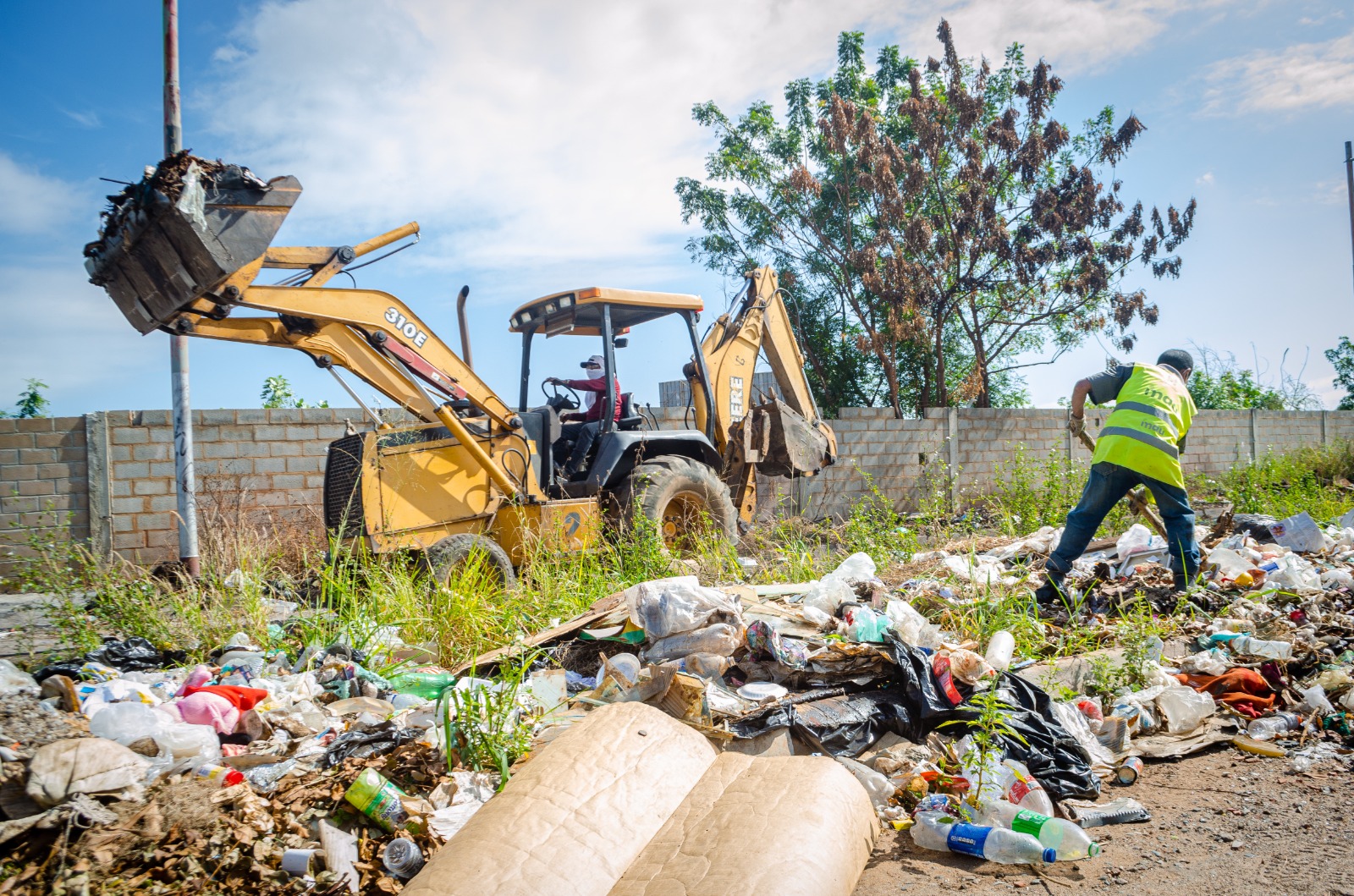 Más de 100 toneladas de desechos sólidos retira la Alcaldía de Maracaibo de punto crítico en Raúl Leoni (3)