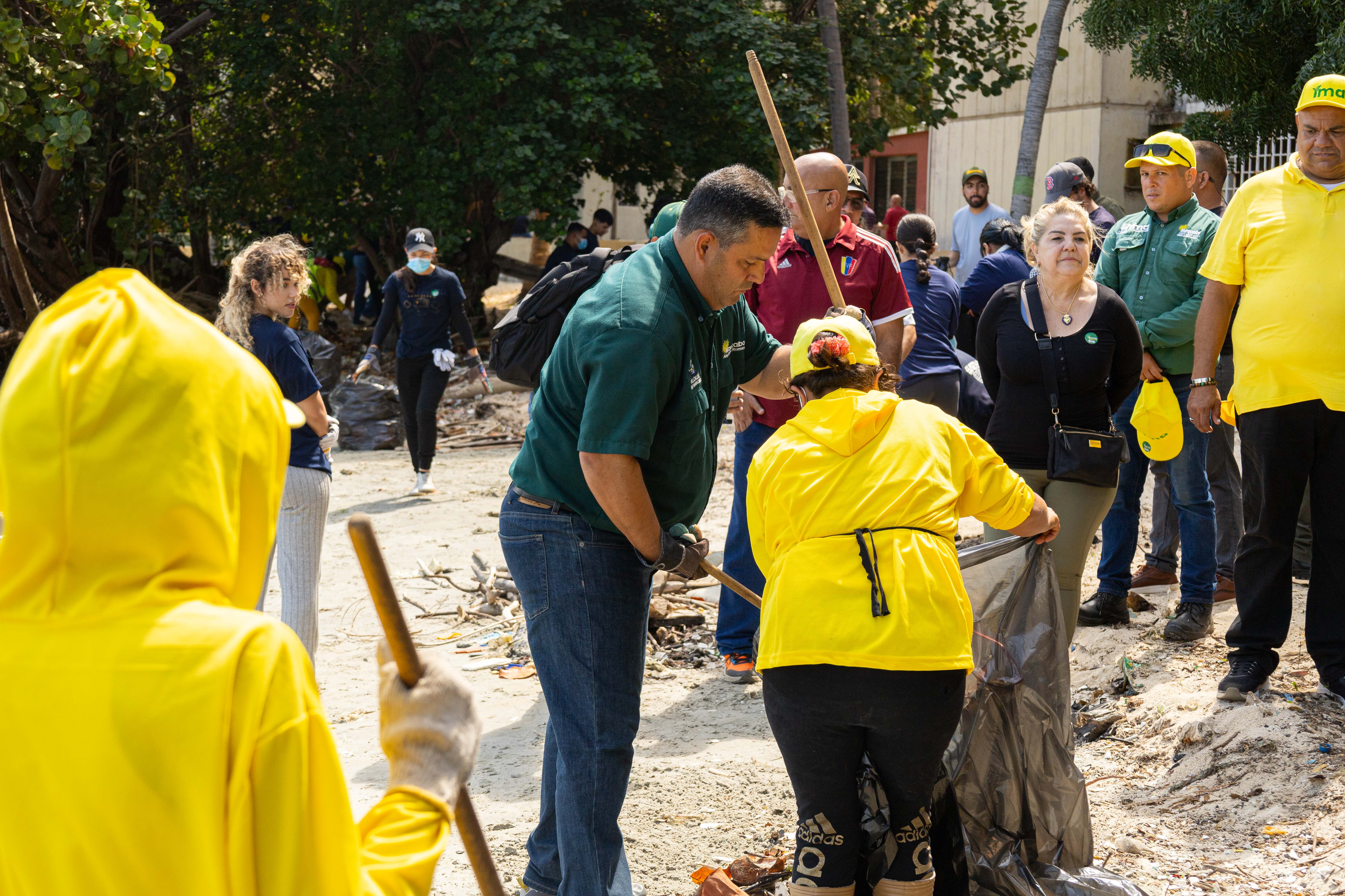 60 toneladas de desechos sacados de las riberas del lago en jornada de la Alcaldía de Maracaibo