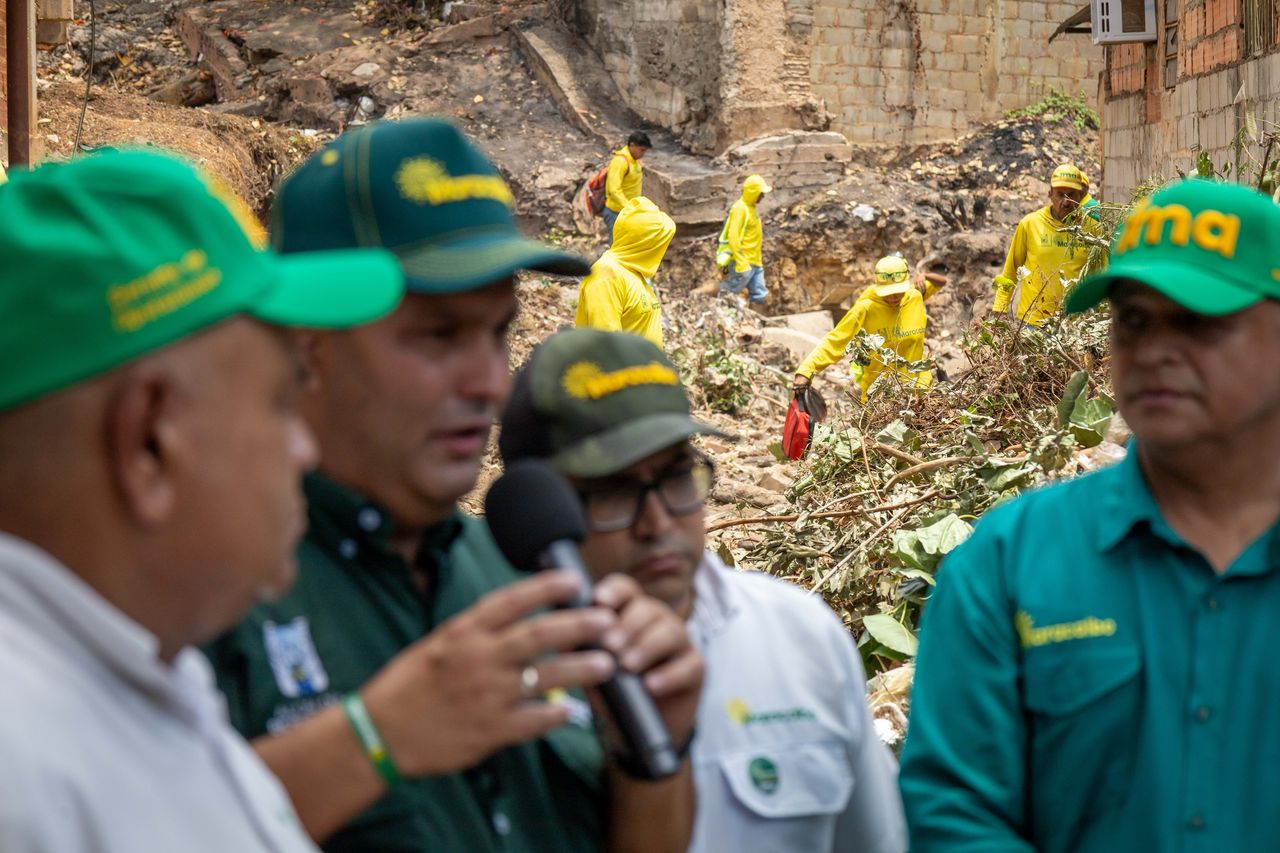 Alcaldía arranca limpieza de la cañada Lara parroquia Bolívar7