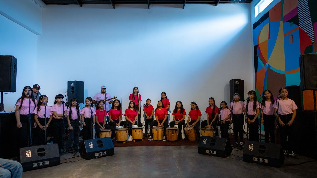 Niñas y jóvenes de las escuelas del IMGRA participan en encuentro motivacional con damas gaiteras (11)