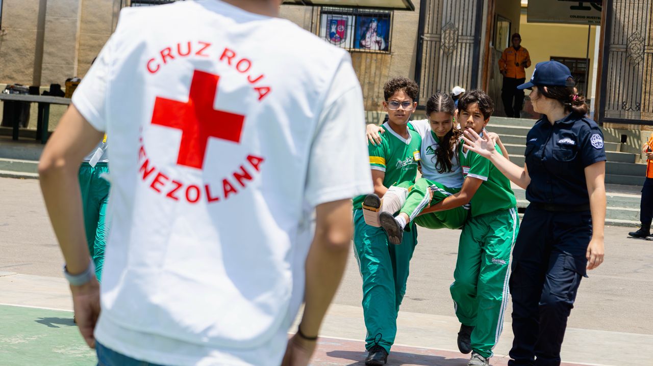 1.200 personas fueron evacuadas en simulacro antisísmico en el Colegio HH Maristas (23)