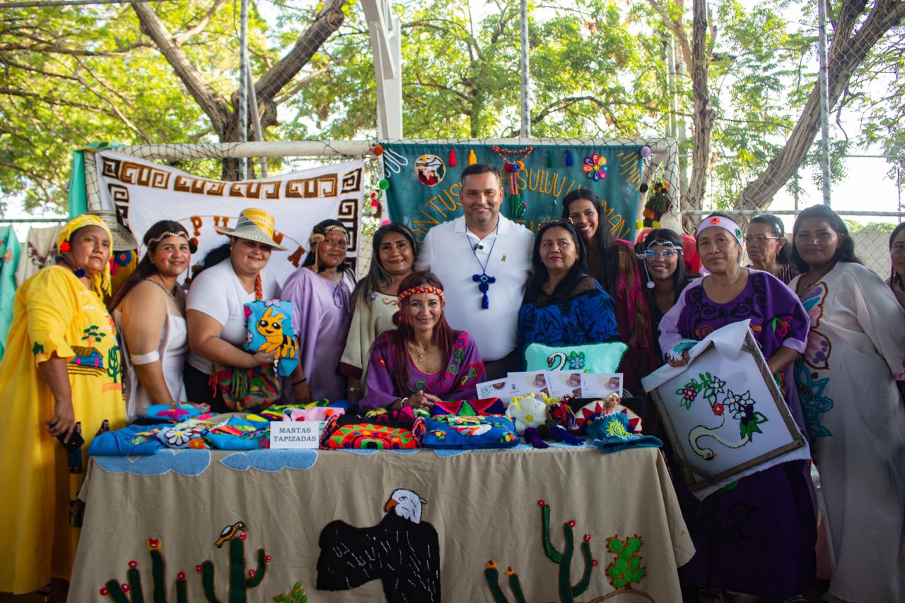 Alcaldía de Maracaibo certifica a más de 300 personas que culminaron cursos wayuu (13)