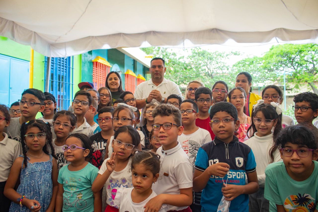 Alcaldía de Maracaibo realiza el primer Ver para Aprender de 2025 55 pares de lentes entregados (27)