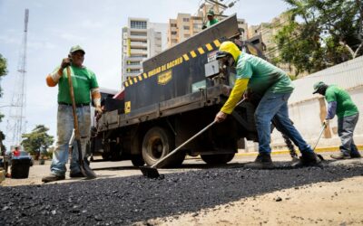 Asfalto y bocas de visita reacotadas: Alcaldía de Maracaibo rehabilita 1 kilómetro de la avenida 2 de Valle Frío