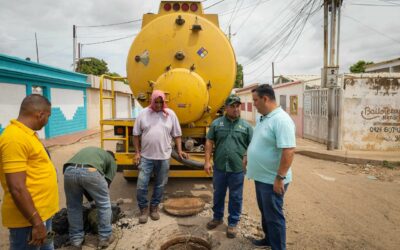 Alcaldía de Maracaibo limpia colector y destapa bocas de visitas en Venancio Pulgar